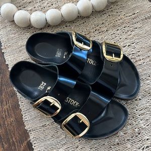 Arizona big buckle Birkenstock, black & gold.